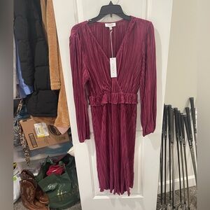 Gilli Long Sleeve Pleated Midi Dress in Burgundy